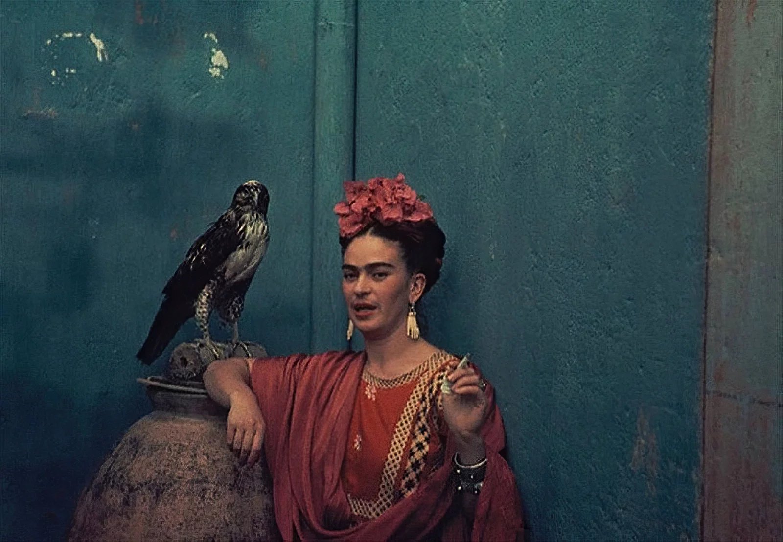 První vlastní výstavu měla Frida Kahlo v roce 1938 v galerii Julien Levy v New Yorku. Až v roce 1940 si Kahlo užívala značného úspěchu, mnohem slavnější se ale stala až po své smrti.