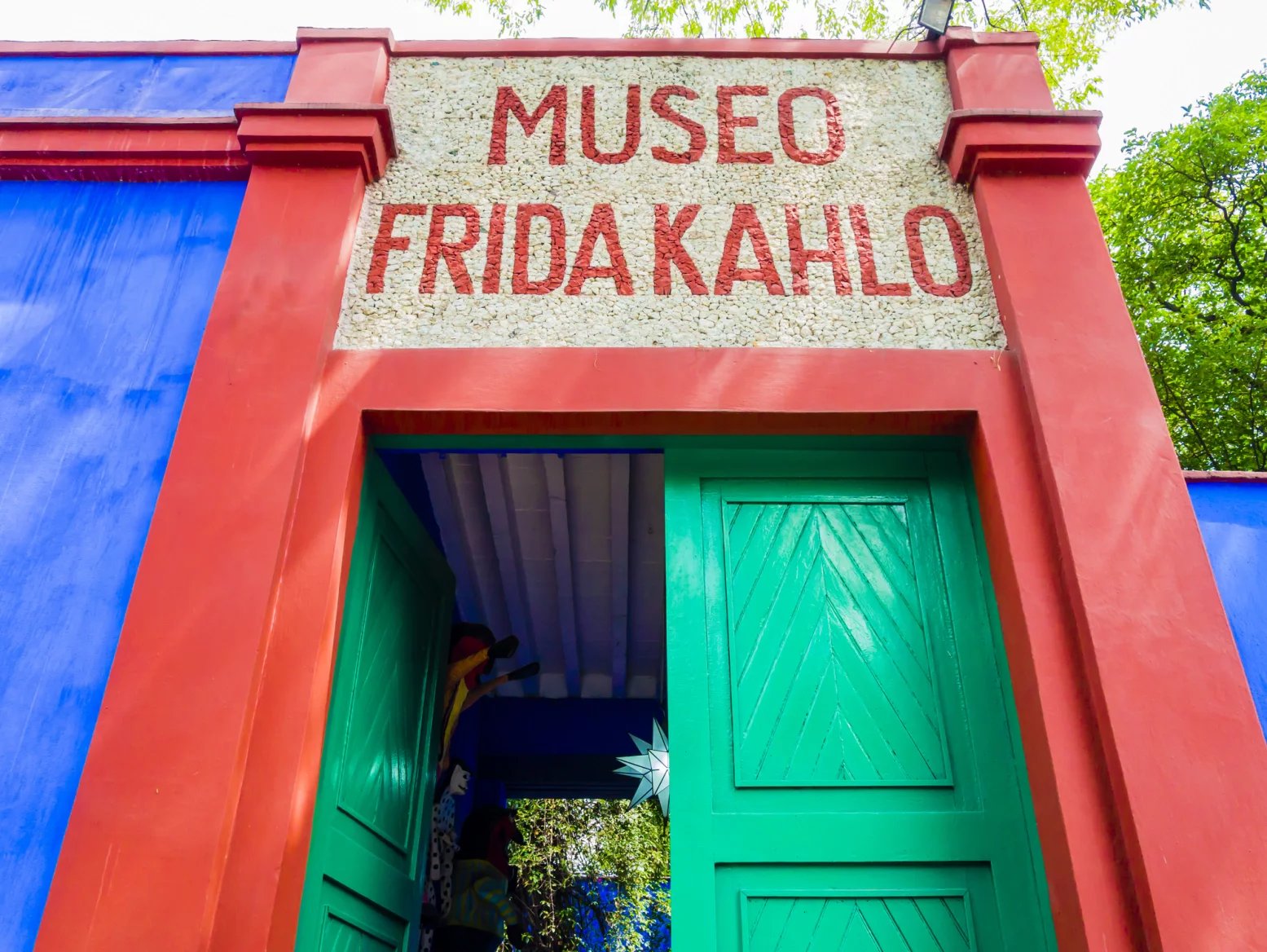 Frida Kahlo se v domě narodila, vyrostla zde a později zde žila se svým manželem Diego Riverou.