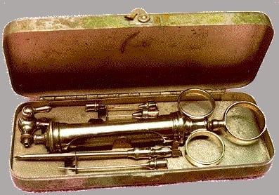 Na počátku 20. století, zejména v období první světové války, byl morfin, také morfium, velmi oblíbeným rekreačním analgetikem a sedativem. Koupit ho bylo možno v lékárnách a obchodníci využívali popularity látky k doplňkovému prodeji.