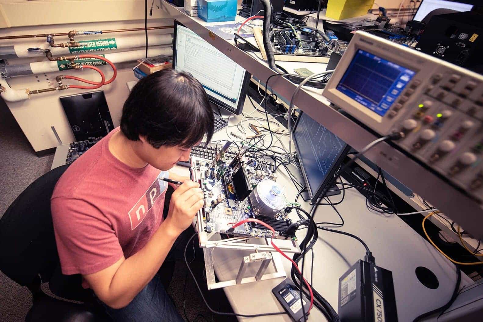 Fotky firmy CentaurTech zachycující práci na prototypovém hardwaru. Desky a CPU mají (provizorně?) patici podobnou LGA 2011-3 od Intelu