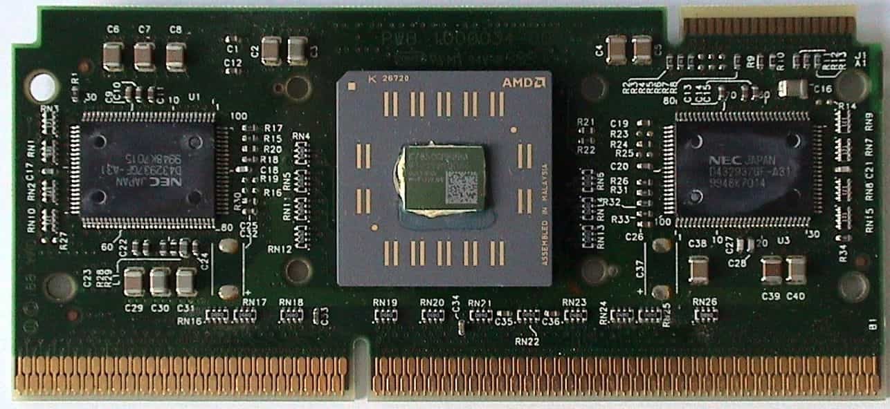AMD Athlon na 650 MHz. První verze ještě měly provedení pro Slot A kvůli použití externí L2 cache, než AMD přešlo na Socket A/462 (Zdroj: Wikimedia Commons)