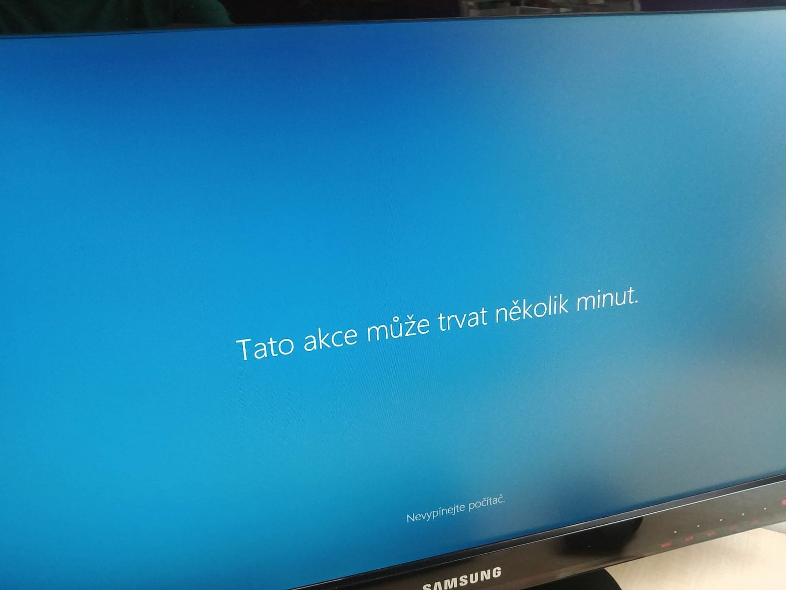 Během druhé fáze instalace s počítačem nelze pracovat