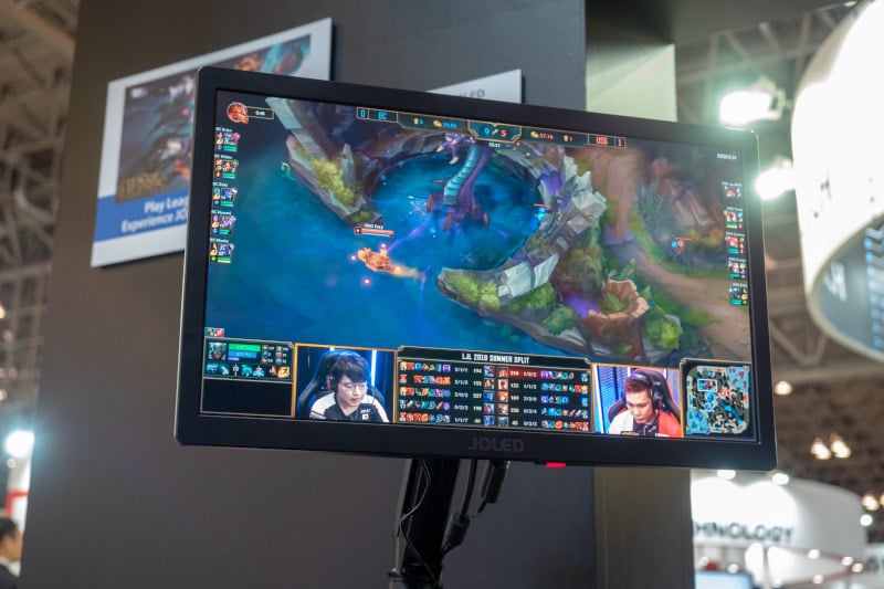 Na stejném panelu od JOLED by měl být letos uveden také herní monitor, zde vystavený na na veletrhu Finetech (Zdroj: OLED-Info)