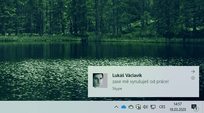 Už nelze na zprávy odpovídat přímo v pruhu oznámení