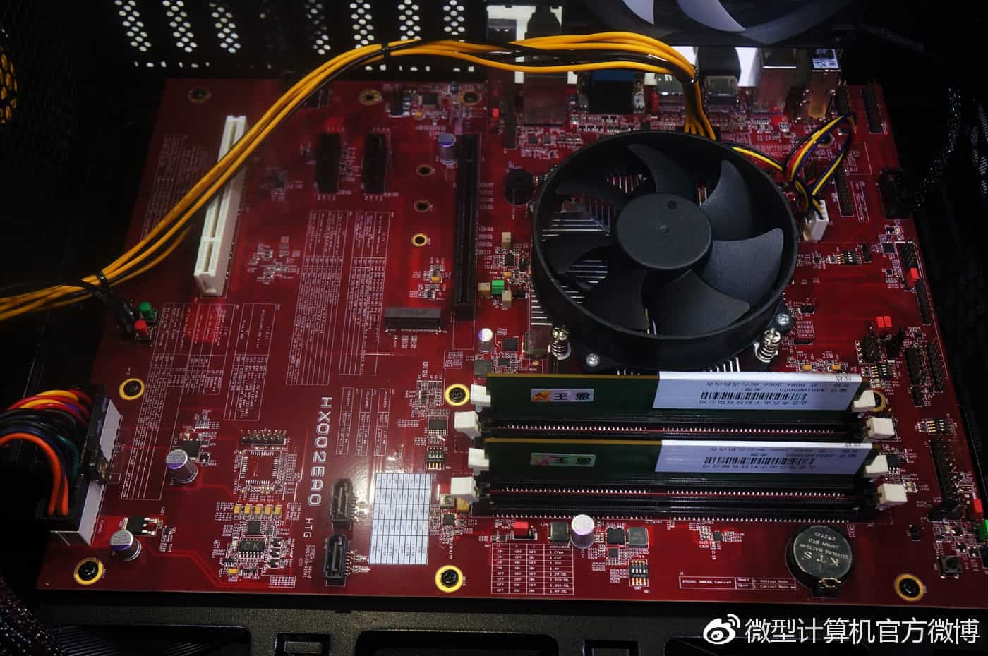 Deska se Zhaoxinem KX-U6880 (Zdroj: ITW01)