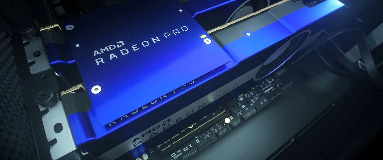 IF Link můstek na kartách AMD Radeon Pro VII