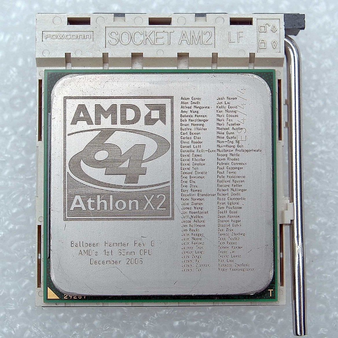 Speciální exemplář Athlonu 64 s vyrytými jmény inženýrů