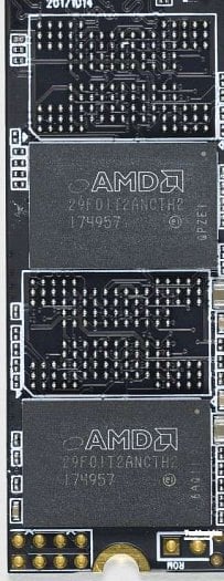 Světlejší logo AMD je natištěné přes potisk s malým logem Intelu, od nějž je NAND nakoupená (Zdroj: TechInsights)