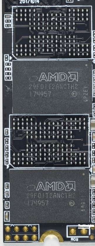 Světlejší logo AMD je natištěné přes potisk s malým logem Intelu, od nějž je NAND nakoupená (Zdroj: TechInsights)