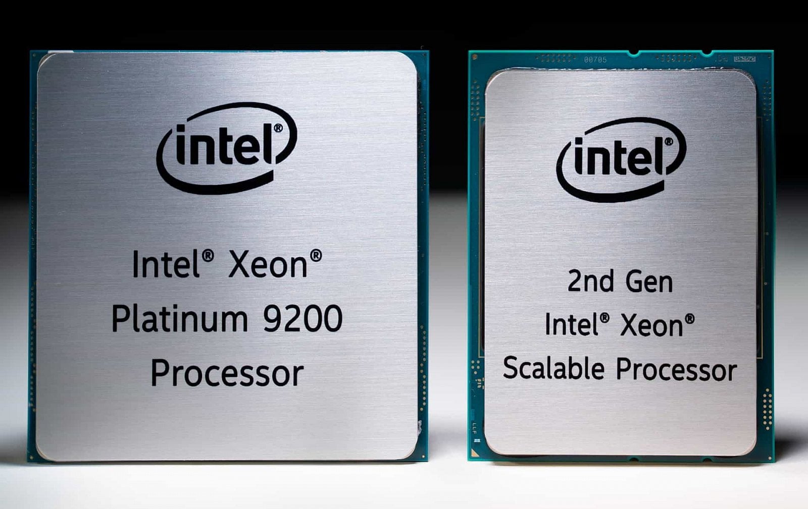 Vlevo: Intel Xeon Cascade Lake AP s dvěma čipy a až 56 jádry; vpravo: klasický Xeon Platinum 8200 pro socketLGA 3647