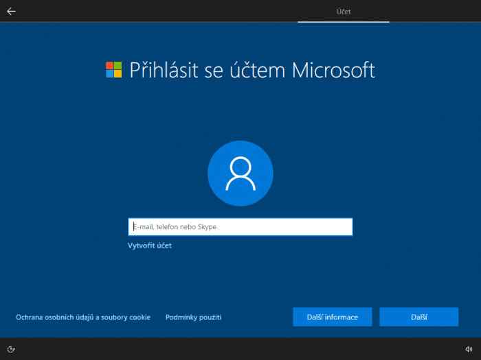 Takhle vypadá část průvodce během instalace Windows 10 v edici Home. Možnost vytvořit lokální účet je v nedohlednu