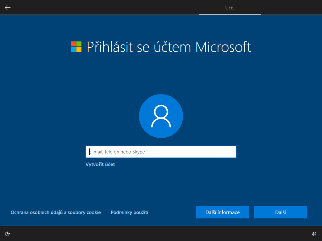 Takhle vypadá část průvodce během instalace Windows 10 v edici Home. Možnost vytvořit lokální účet je v nedohlednu