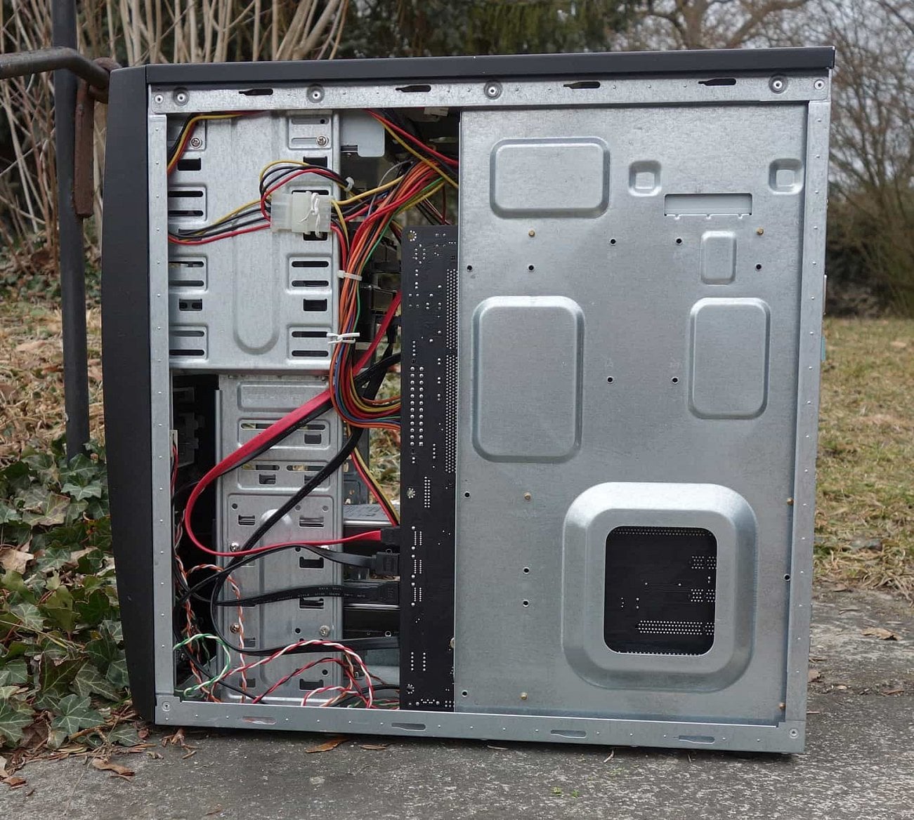 Když byla vynalazena díra pro snazší výměnu chladiče, udělali soudruzi z NDR v první verzi návrhu drobnou chybu