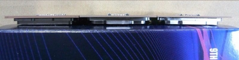 Core i9-9900K, Core i5-9400F a Core i7-8086K. Všimněte si odlišné tloušťky substrátů (Zdroj: 188号)