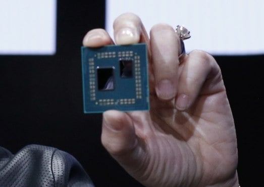 CEO AMD drží vzorek Ryzenu 3000 na CES 2019
