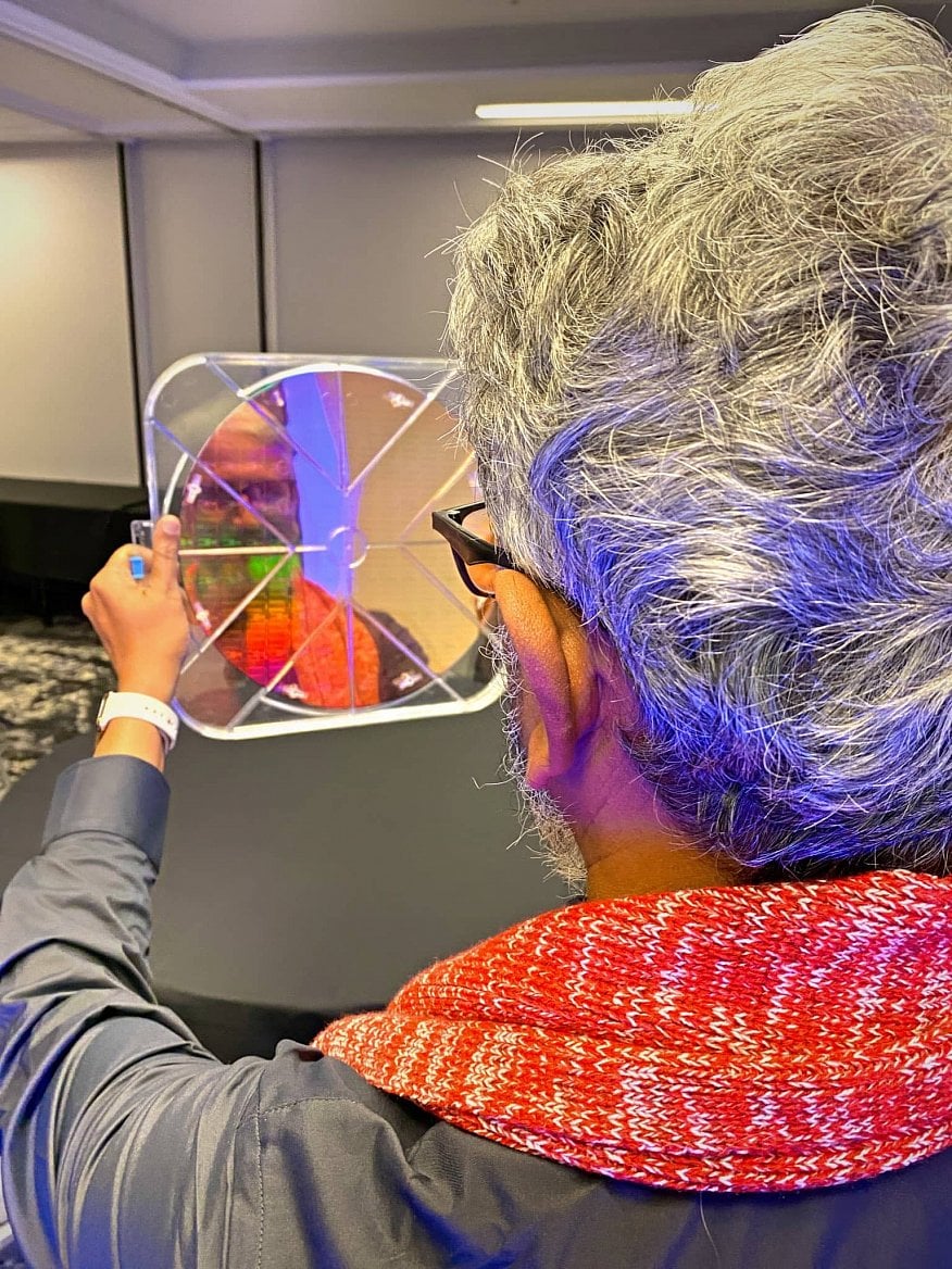 Raja Koduri s waferem GPU Intel Xe DG1