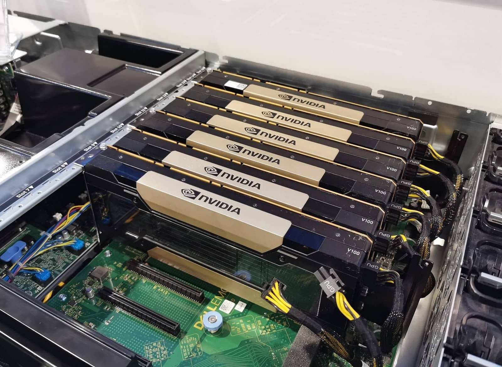 Nvidia Tesla V100S na konferenci Supercomputing 2019 (Zdroj: AnandTech)