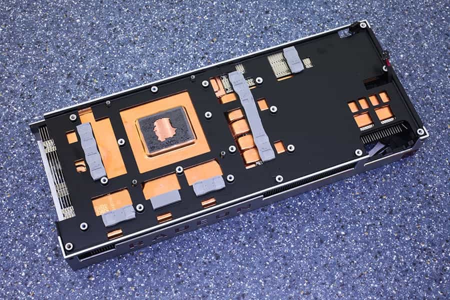 Chladič Radeonu VII, se stopami grafitové teplovodivé vložky (Zdroj: techPowerUp)