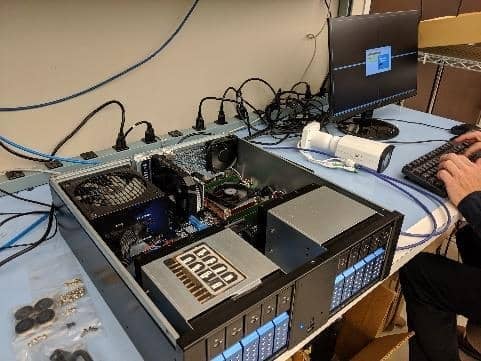 Referenční server s procesorem Zhaoxin KX-7000