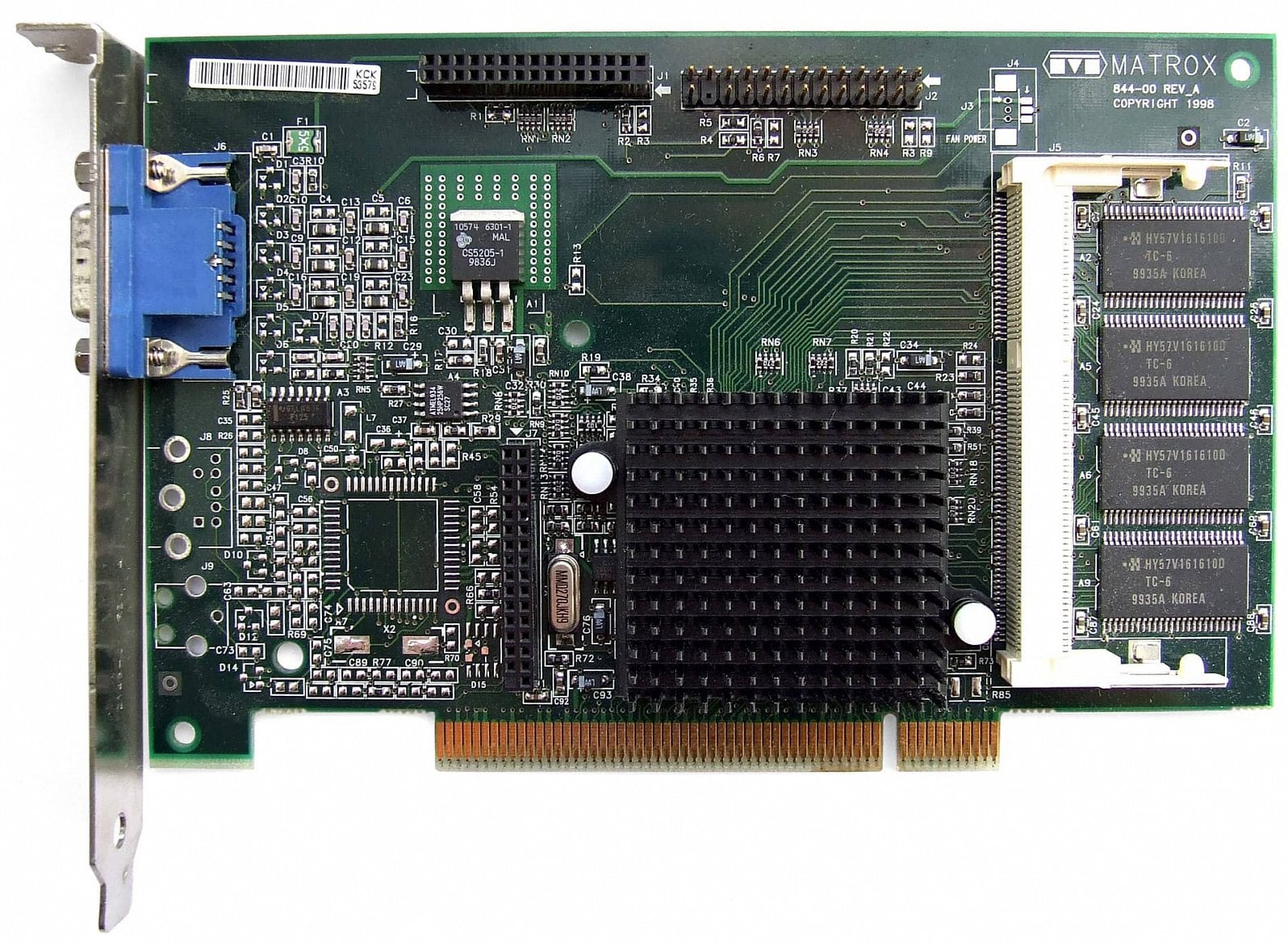Matrox Millennium G200 pro rozhraní PCI. 3D akcelerátor z roku 1998 podporoval DirectX 6.0 a konkuroval kartám Nvidia Riva TNT; 3D výkon byl nižší, ale 2D část lepší (Zdroj: Wikimedia Commons)