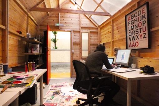 Vnitřek kanceláře z OSB desek.