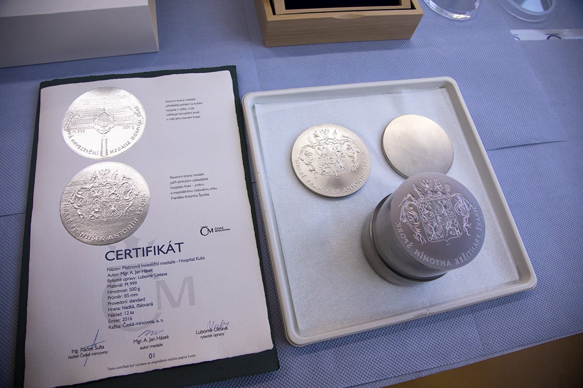 Medaile, střížek, razidla a certifikát