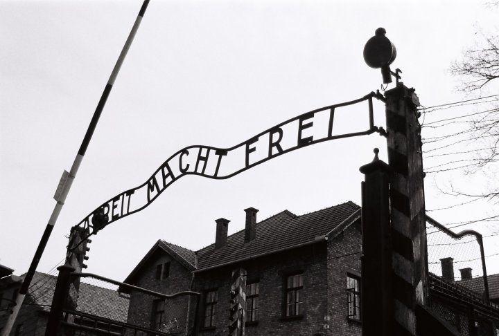 Hlavní brána v koncentračním táboře Osvětim