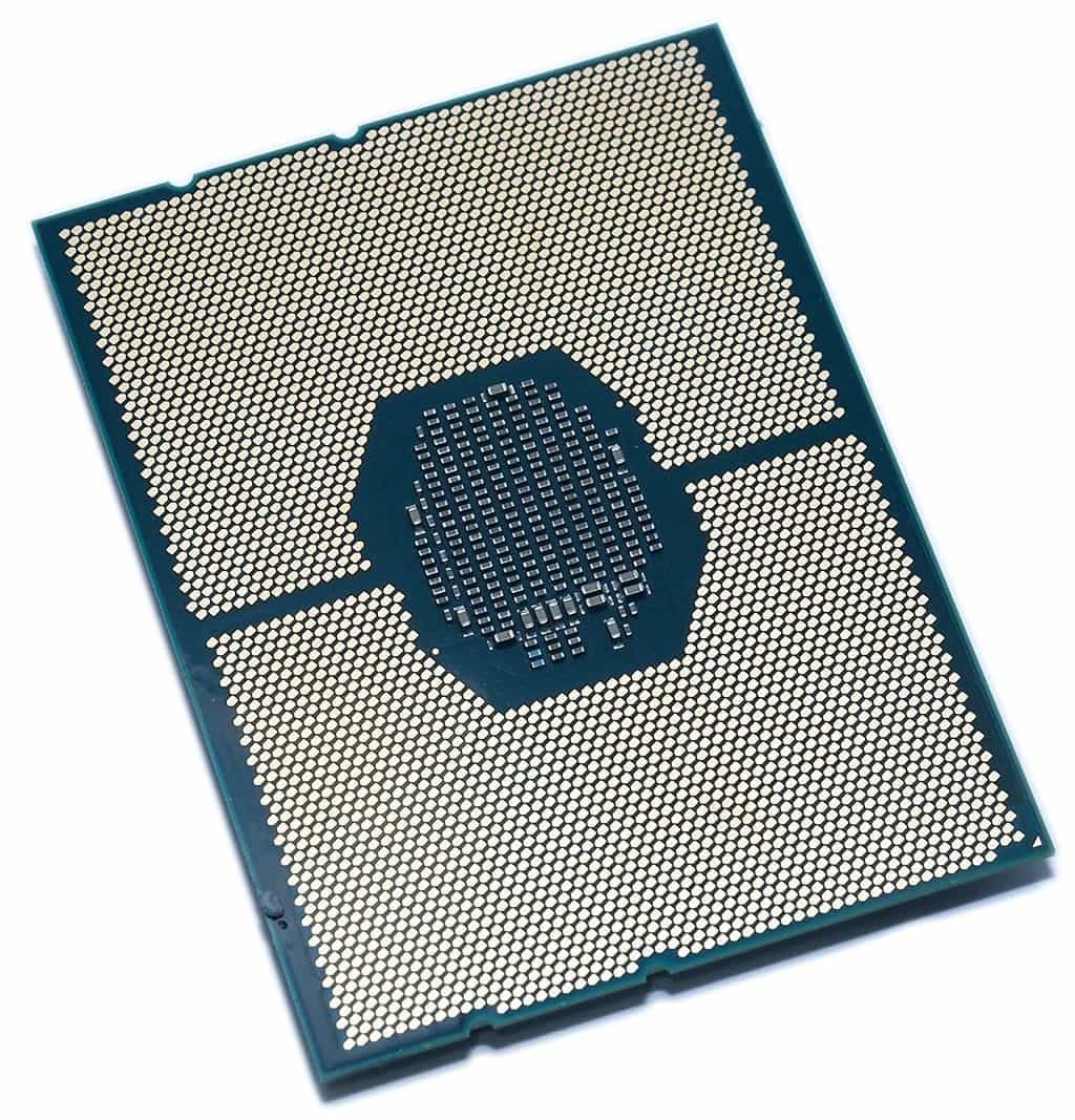 Intel Xeon W-3175X, kvalifikační vzorek z recenzí (Zdroj: HotHardware)