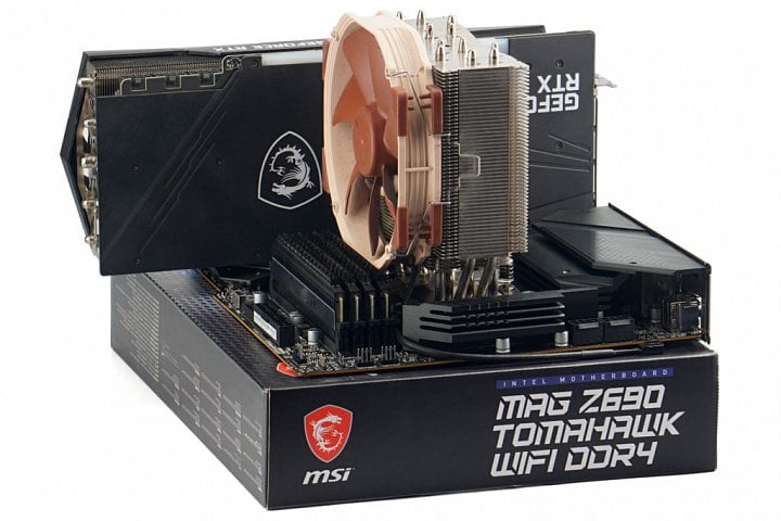 Autor: Ľubomír Samák Základní deska s grafickou kartou, procesorem a chladičem (ilustrační foto)