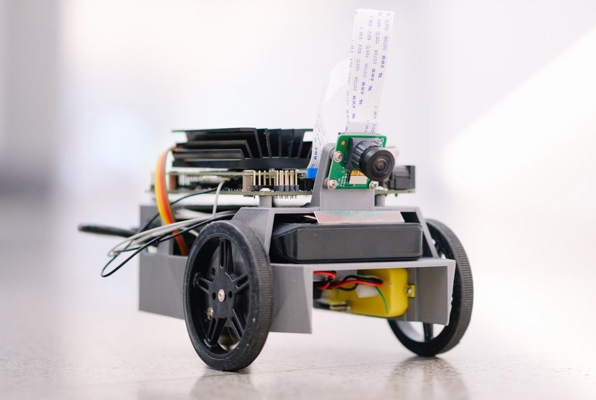 JetBot používající desku Jetson Nano