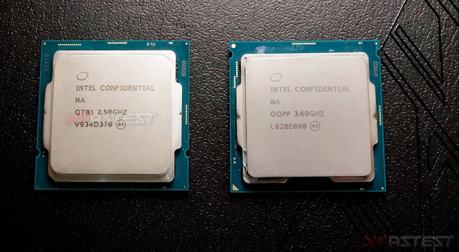 Procesor Comet Lake s deseti jádry, ES vzorek. Vpravo je vzorek Core i9-9900KS Coffee Lake Refresh (Zdroj: XFatest Hong Kong)