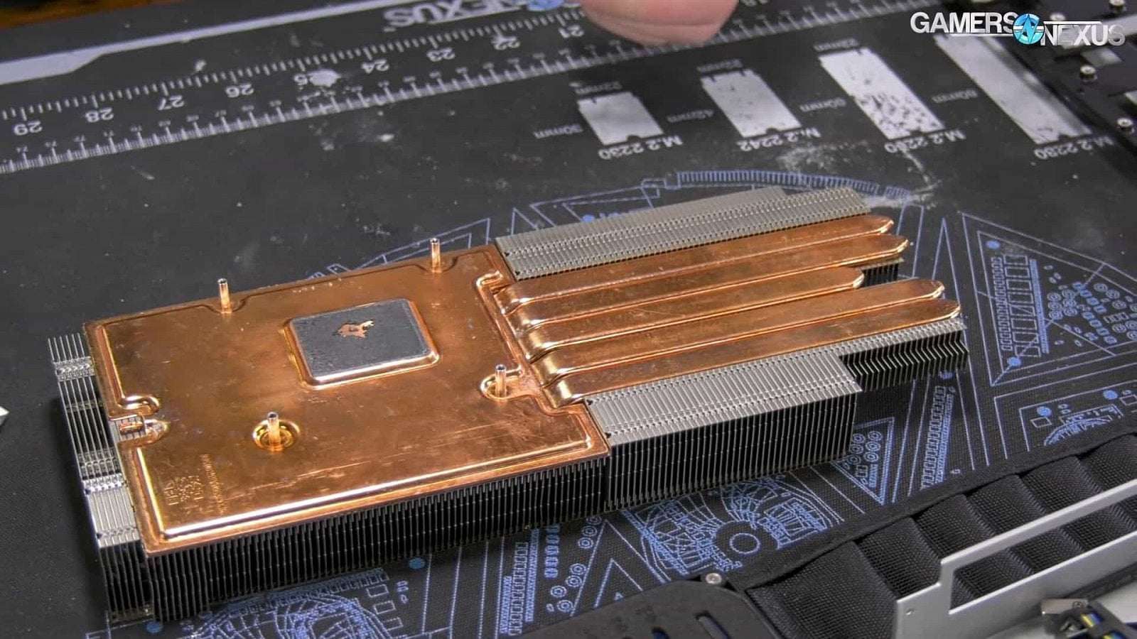 Spodní strana pasivu s heatpipe a vapor chamber (Zdroj: GamersNexus)