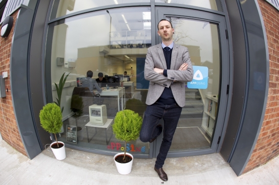 Šéf vývojářského studia Apposing stojí před svým "krámkem".