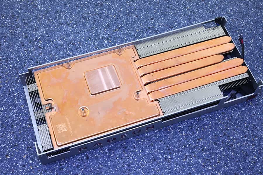 Spodní strana pasivu s heatpipe a vapor chamber (Zdroj: techPowerUp)