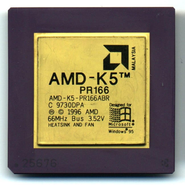 AMD K5 PR166. Označení znamenalo, že CPU mělo mít srovnatelný výkon, jako 166MHz Pentium (Zdroj: Wikimedia Commons)