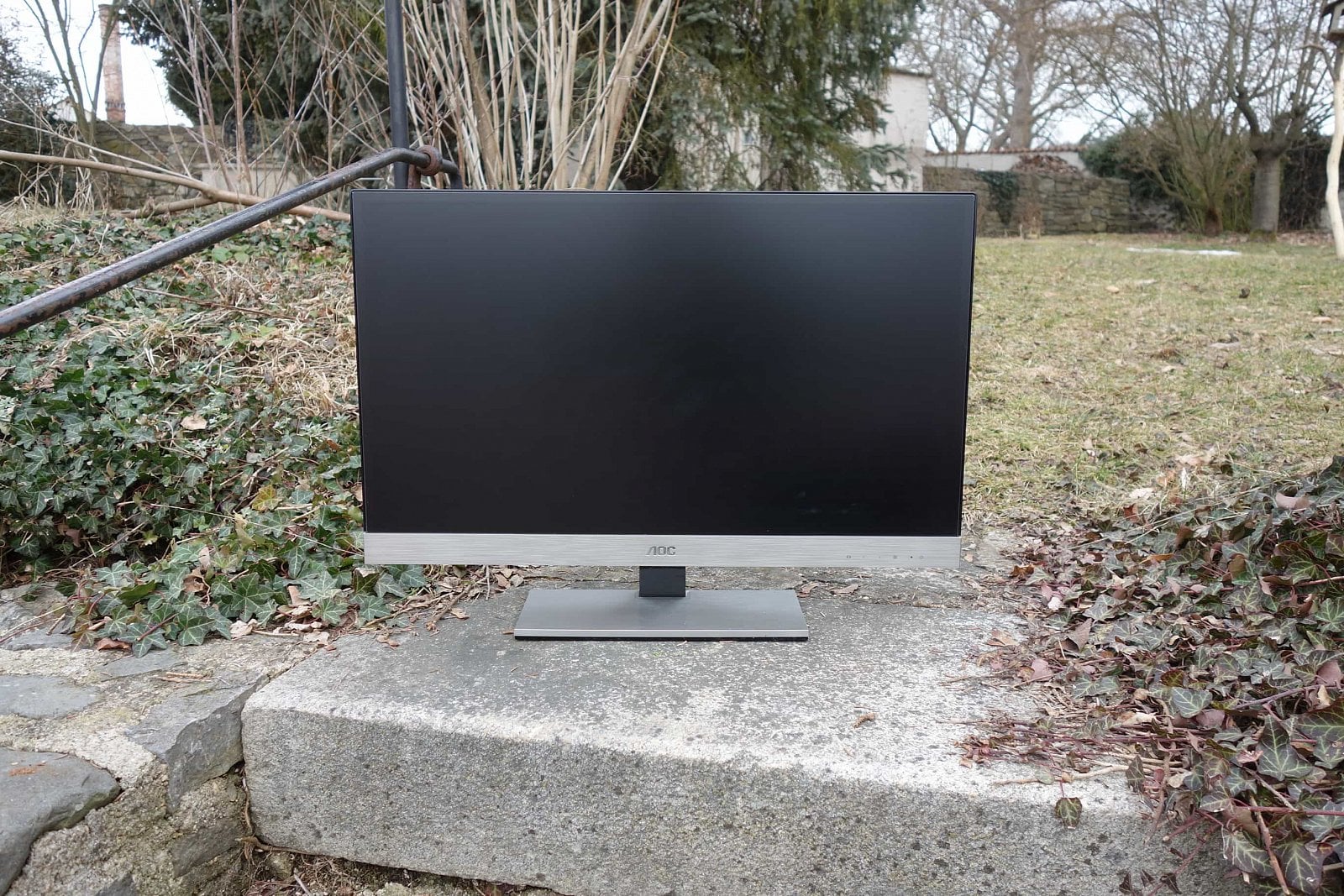 AOC i2757Fm z roku 2012 03