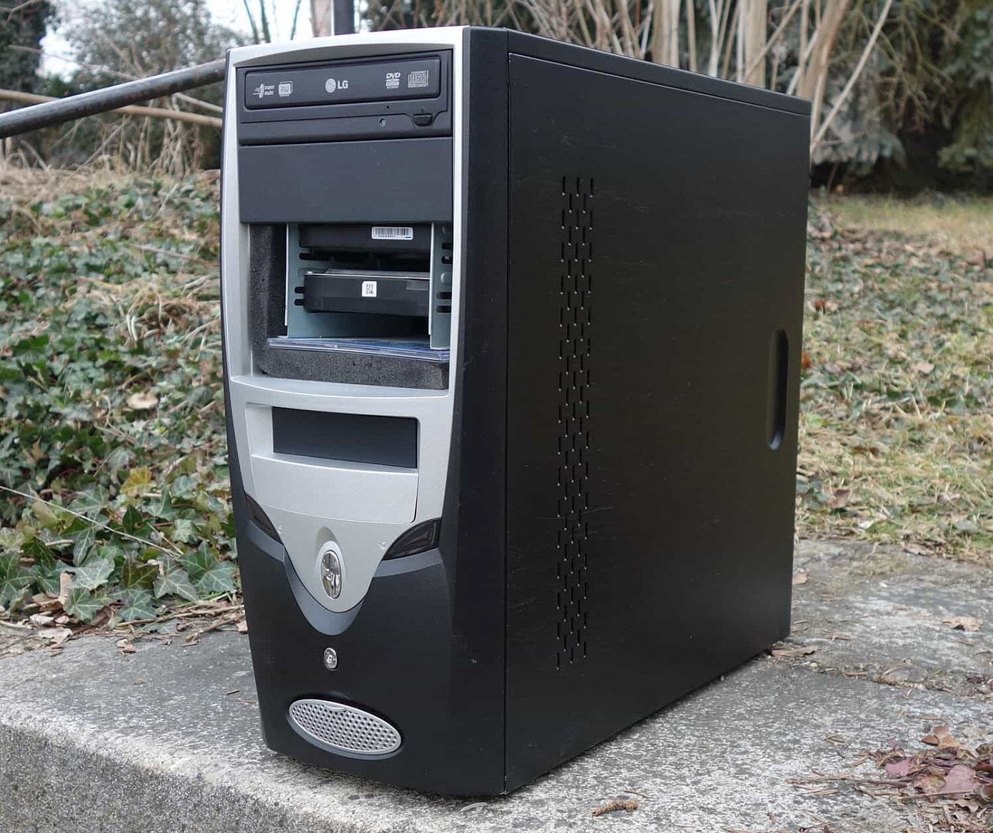 Neidentifikováná skříň z popelnice