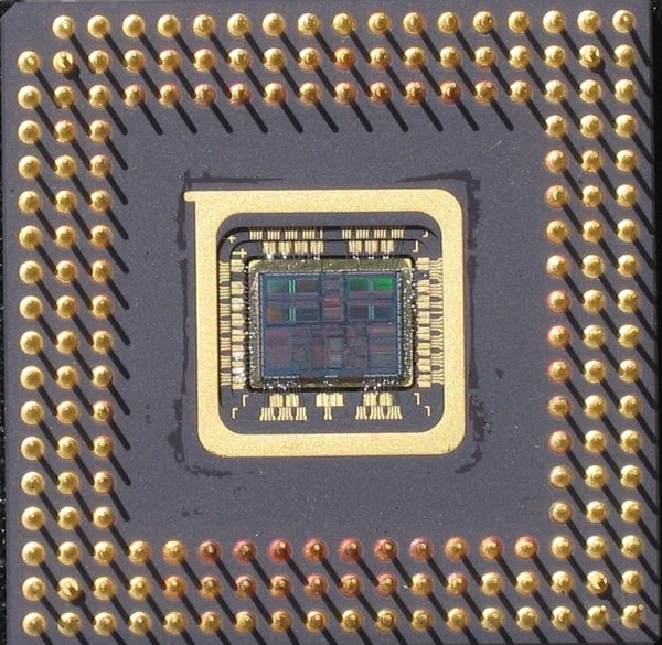 Procesor MIPS R4700, vyrobený firmou IDT (Foto: Wikimedia Commons)