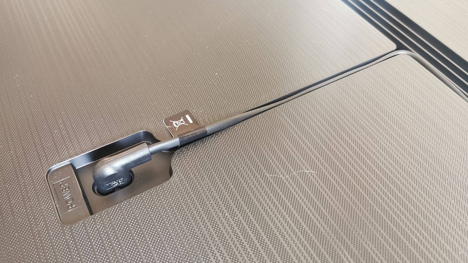 Samsung QLED Q80T obr4 Drážka pro napájecí kabel