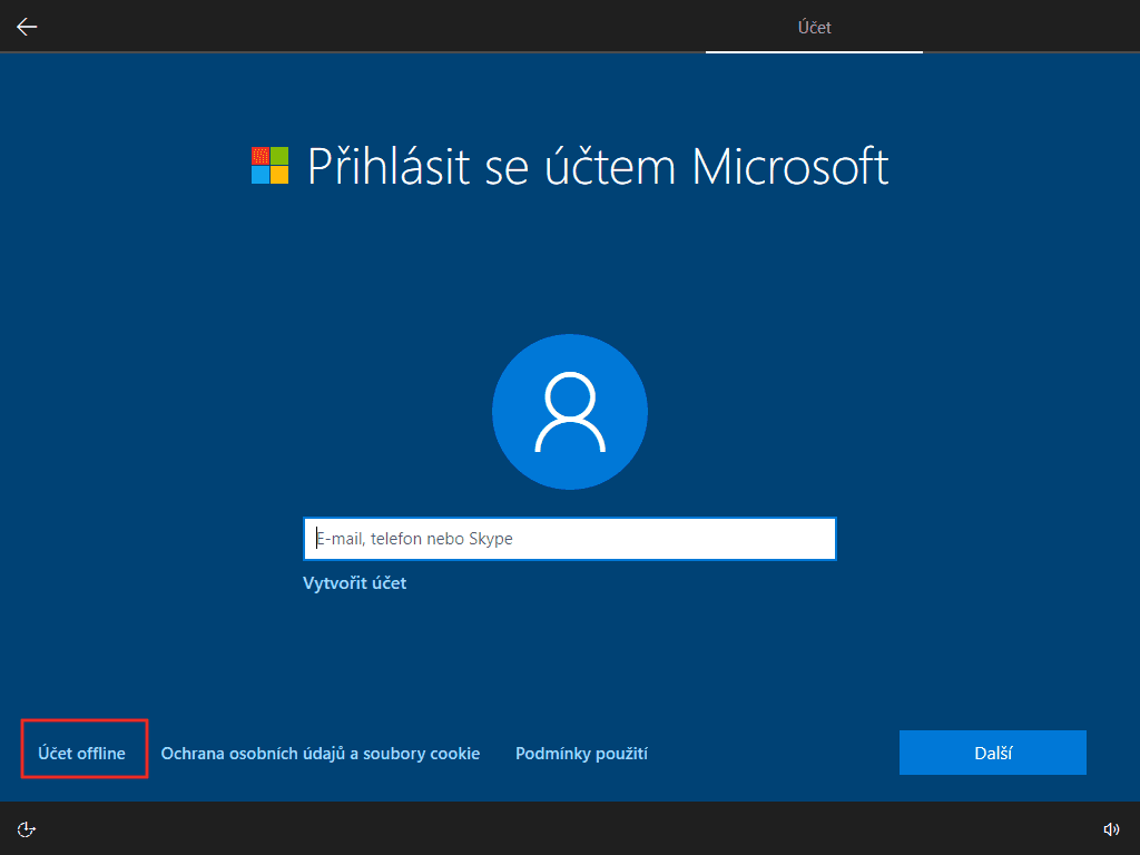 V edici Pro lze offline účet vytvořit hned, odkaz je na první obrazovce instalačního průvodce pro přihlášení k účtu