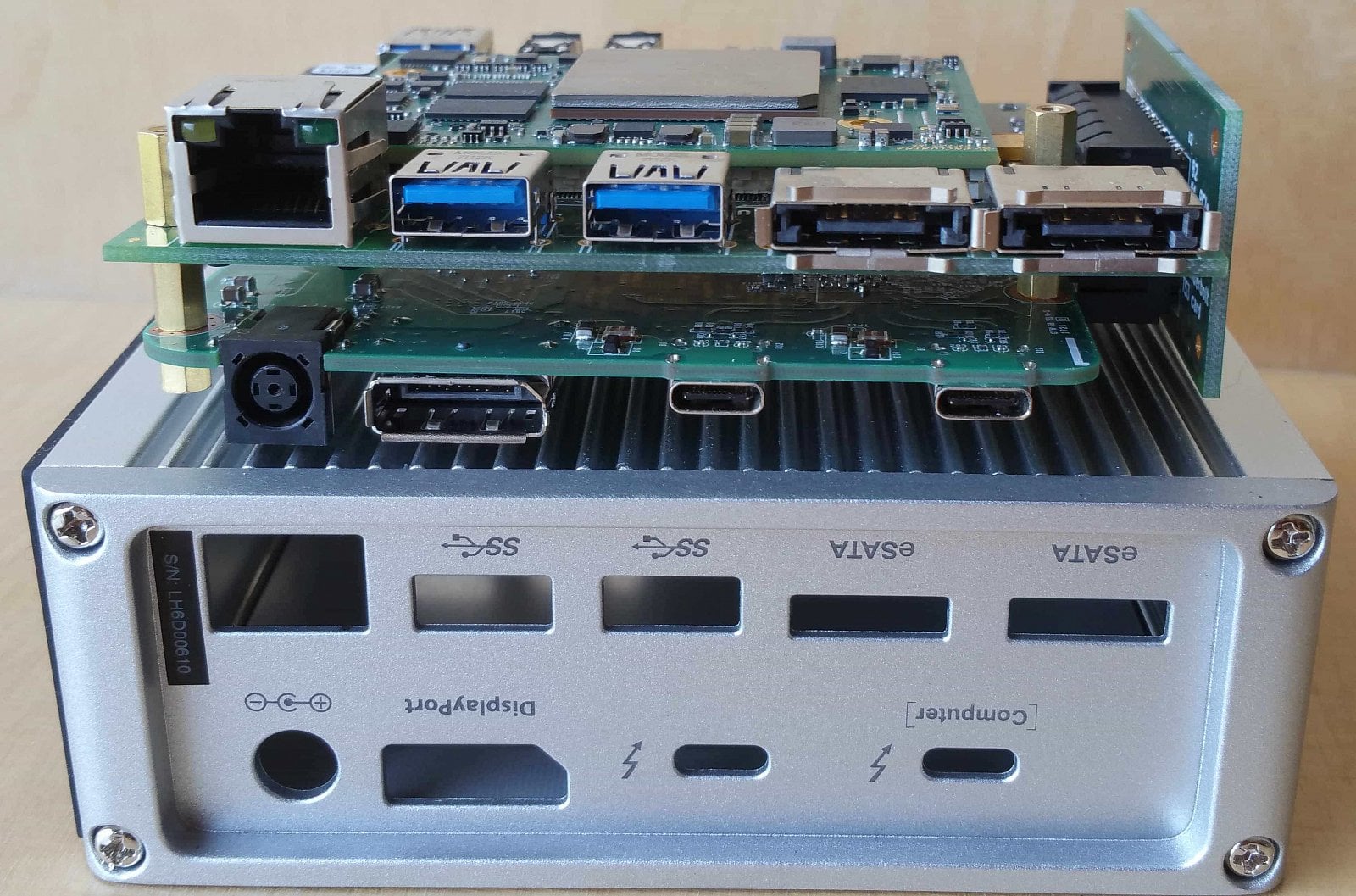 Zařízení Thunderclap používané pro penetrační testování rozhraní Thunderbolt a ochrany IOMMU