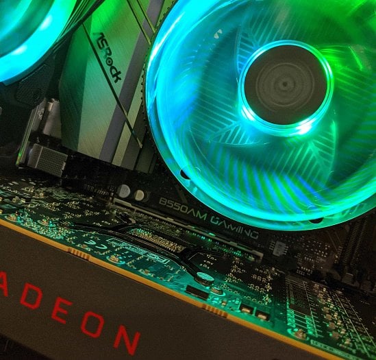 Deska ASRock B550AM Gaming v počítači prodávaném v BestBuy (Zdroj: Reddit)