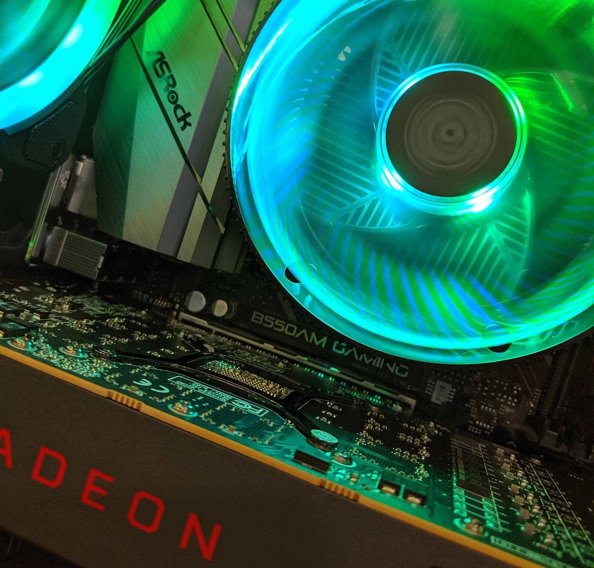 Deska ASRock B550AM Gaming v počítači prodávaném v BestBuy (Zdroj: Reddit)