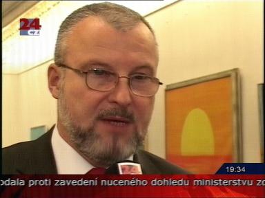 Redaktor 24cz zpovídá ve sněmovně poslance Kubiniyho (Foto: 24cz) 24cz Kubinyi obrazovka