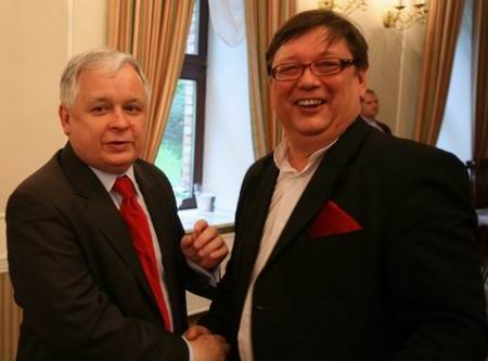 Polský prezident Lech Kaczynski s generálním ředitelem Polské televize a bývalým ředitelem svojí kanceláře Andrzejem Urbańskim (Foto: Gazeta.pl) Kaczynski Urbanski