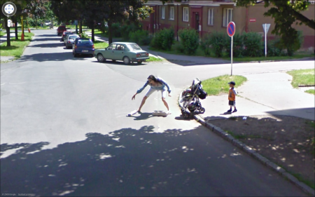 Google Street View - maminka pod kola 