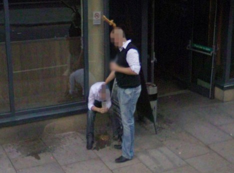 Google Street View a zvraceující muž