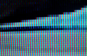 Nekvalitní obraz PAL na širokoúhlém LCD televizoru (Zdroj: Focus Digital) PAL rozložený LCD